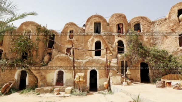 View of old Berber fortified Ksar of Medenine granary with ruined storage areas in Tunisia. Стоковое видео, видеограф Яков Филимонов / Фотобанк Лори