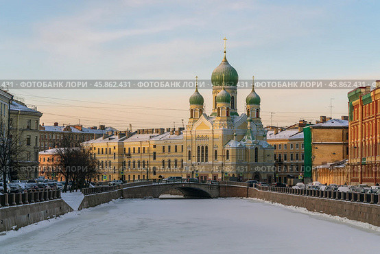 View of Saint Isidore's (Isidorovskaya) Church against the background of the Mogilev Bridge over the Griboyedov Canal on a sunny winter day, St. Petersburg, Russia. Стоковое фото, фотограф Ula Ulachka / Фотобанк Лори