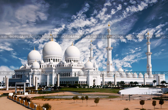 view of Sheikh Zayed mosque in Abu Dhabi. Sheikh Zayed mosque in Abu Dhabi. Стоковое фото, агентство Ingram Publishing / Фотобанк Лори