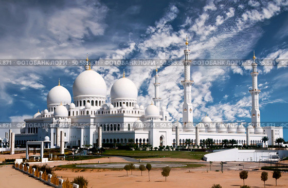 view of Sheikh Zayed mosque in Abu Dhabi. Sheikh Zayed mosque in Abu Dhabi. Стоковое фото, агентство Ingram Publishing / Фотобанк Лори