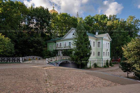View of the Abbot's House in the Holy Dormition Pskov-Pechersk Monastery on a sunny summer day, Pechory, Pskov region, Russia. Стоковое фото, фотограф Ula Ulachka / Фотобанк Лори
