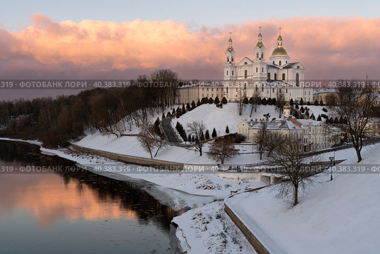View of the Assumption Mountain, the Holy Spirit Monastery and the Holy Assumption Cathedral on the banks of the Western Dvina and Vitba rivers on a winter day, Vitebsk, Belarus. Стоковое фото, фотограф Ula Ulachka / Фотобанк Лори