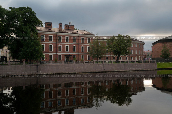 View of the brick buildings, formerly the commandant's house and the prison building, on the island of New Holland on the banks of the Moika River on a sunny day, St. Petersburg, Russia. Стоковое фото, фотограф Ula Ulachka / Фотобанк Лори