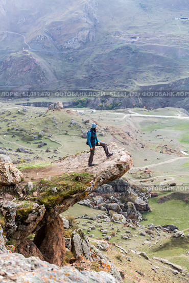 View of the cliff Troll tongue in Cherek gorge in the Caucasus mountains (2022 год). Редакционное фото, фотограф Юлия Белоусова / Фотобанк Лори