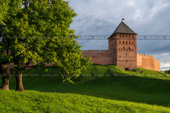 View of the Dvortsovaya Tower of Novgorod Kremlin on sunny summer day, Veliky Novgorod, Novgorod region, Russia. Стоковое фото, фотограф Ula Ulachka / Фотобанк Лори
