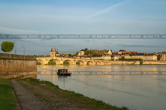 View of the embankment with ancient houses and the Jacques Gabriel Bridge over the Loire River on a sunny summer day, Blois, Loire and Cher, France. Стоковое фото, фотограф Ula Ulachka / Фотобанк Лори
