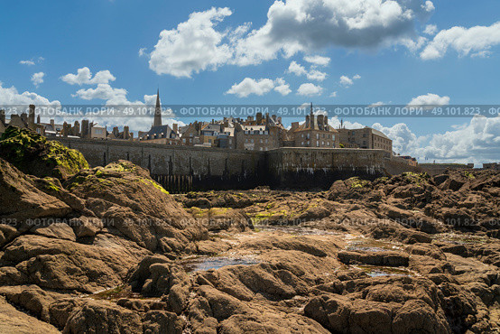 View of the fortress city of Saint-Malo on the English Channel and the ocean floor exposed at low tide on a sunny summer day, Brittany, France. Стоковое фото, фотограф Ula Ulachka / Фотобанк Лори