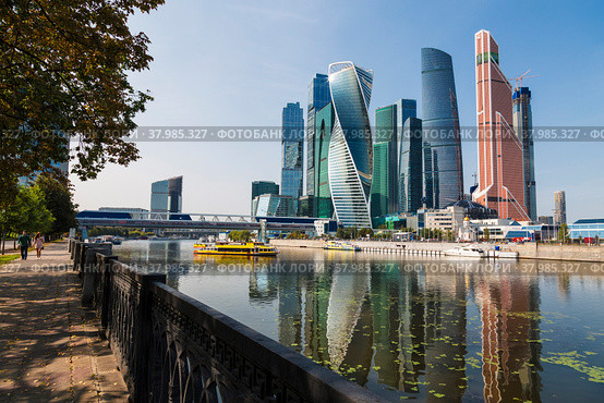 View of the Moscow International Business Center from the quay of Taras Shevchenko on a sunny summer day, Moscow, Russia (2018 год). Редакционное фото, фотограф Наталья Волкова / Фотобанк Лори