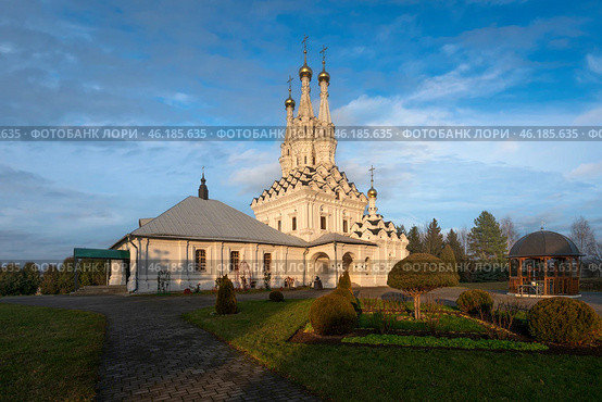 View of the Odigitrievsky Church on the territory of the Vyazma Ioanno-Predtechensky Monastery on a sunny day with clouds, Vyazma, Smolensk region, Russia. Стоковое фото, фотограф Ula Ulachka / Фотобанк Лори