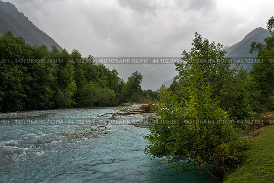 View of the Psysh River and the Amanauz-Bashi Mountain of the Northern Caucasus Mountains near the village of Arkhyz on a sunny summer day, Karachay-Cherkessia, Russia. Стоковое фото, фотограф Ula Ulachka / Фотобанк Лори
