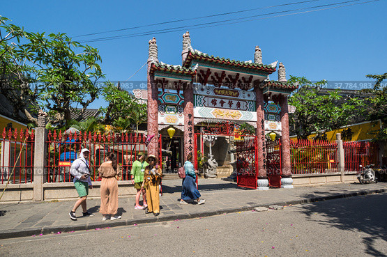 View of the Quang Dong Temple in Hoi An, Vietnam (2020 год). Редакционное фото, фотограф Юлия Белоусова / Фотобанк Лори