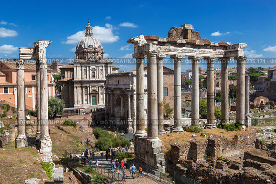 View of the ruins of the Roman forum with the Church of St. Luke and Martina, the triumphal arch of Septimus of the North and the temple of Saturn. Rome, Italy (2017 год). Стоковое фото, фотограф Наталья Волкова / Фотобанк Лори