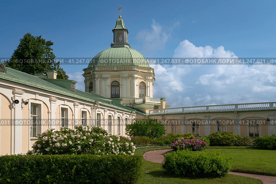 View of the side West Pavilion (Church Pavilion) of the Great (Menshikov) Palace in the Oranienbaum Palace and Park Ensemble on a sunny summer day, Lomonosov, Saint Petersburg, Russia. Стоковое фото, фотограф Ula Ulachka / Фотобанк Лори