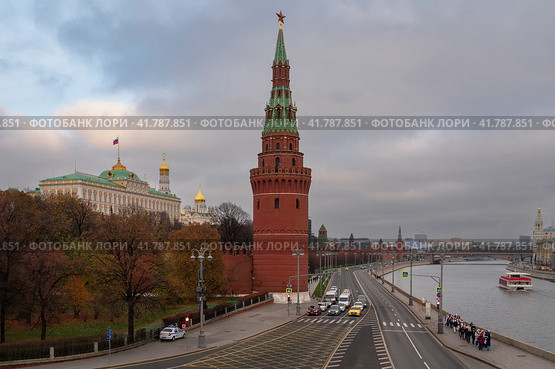 View of the Vodovzvodnaya Tower of the Kremlin Wall, the Grand Kremlin Palace and the Kremlin Embankment of the Moskva River, Moscow, Russia. Стоковое фото, фотограф Ula Ulachka / Фотобанк Лори