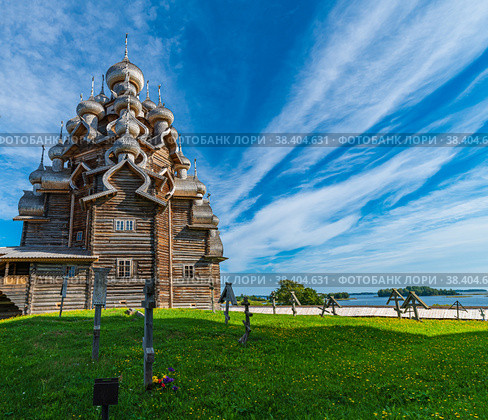 View of the wooden Church of the Transfiguration of the Lord from the side of the cemetery (2021 год). Редакционное фото, фотограф Михаил Аккуратoв / Фотобанк Лори