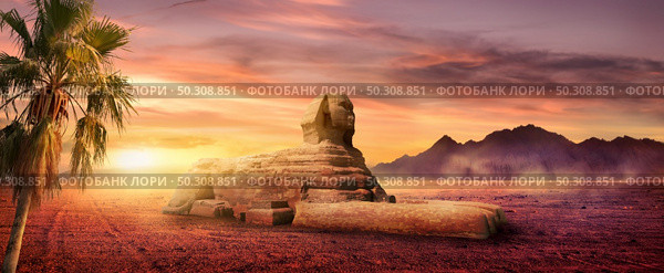 View on sphinx and desert with mountains at sunrise, Egypt. Стоковое фото, агентство Ingram Publishing / Фотобанк Лори