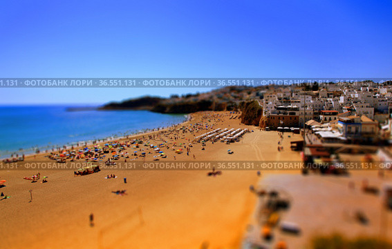 View on the beach Praia do Tunel and Albufeira in Algarve, Portugal.Tilt shift effect. Пляж в Португалии. Алгарве. (2011 год). Стоковое фото, фотограф Oleg Borunov / Фотобанк Лори