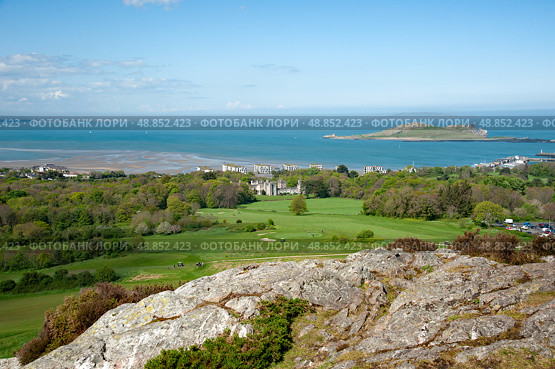 View on the Howth peninsula and golf coursein Deer park, Dublin, Ireland. Редакционное фото, фотограф Татьяна Кахилл / Фотобанк Лори