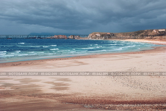 view on White Park Bay near Ballycastle, County Antrim along the Giants Causeway Coastal Route, Northern Ireland. White Park Bay, Ballycastle, County Antrim, Northern Ireland. Стоковое фото, агентство Ingram Publishing / Фотобанк Лори