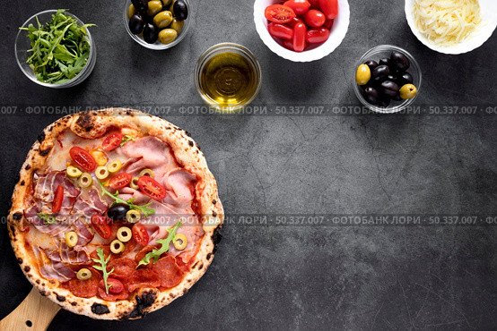 view pizza toppings arrangement. Стоковое фото, агентство Ingram Publishing / Фотобанк Лори