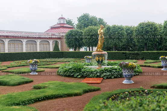 View to the Monplaisir Palace park of Peterhof, Saint-Petersburg (2024 год). Редакционное фото, фотограф Евгений Харитонов / Фотобанк Лори