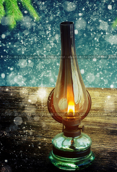 vintage glowing lantern with evergreen wreath at night, low key. vintage lantern. Стоковое фото, агентство Ingram Publishing / Фотобанк Лори