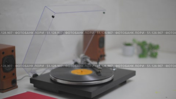 Vinyl Record Spinning On Vintage Turntable. Needle Scratching Grooves Analog Sound. Стоковое видео, видеограф Степанов Григорий / Фотобанк Лори