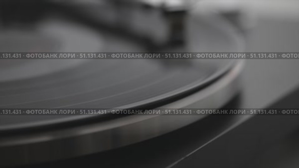 Vinyl Record Spinning On Vintage Turntable. Needle Scratching Grooves Analog Sound. Стоковое видео, видеограф Степанов Григорий / Фотобанк Лори