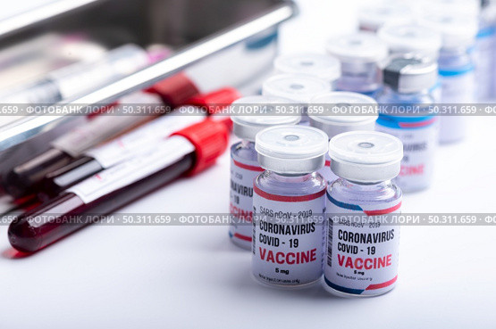 virus vaccine development of a coronavirus COVID-19, vaccine bottle in concept of insurance and fight against coronavirus 2019 ncov cure, medical research in laboratory to stop the spread of the virus. Стоковое фото, агентство Ingram Publishing / Фотобанк Лори