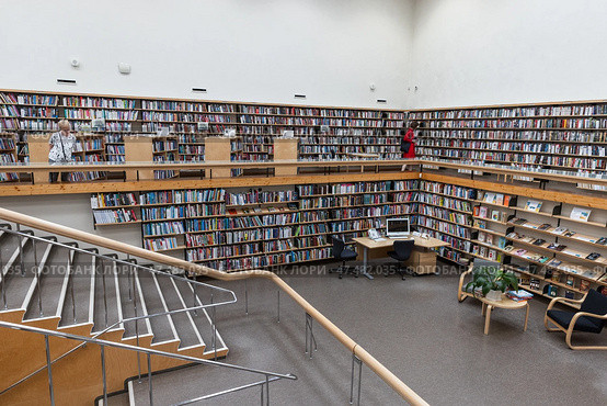 Visitors are in main reading room of the Vyborg Library (2023 год). Редакционное фото, фотограф EugeneSergeev / Фотобанк Лори
