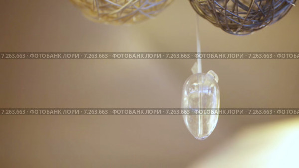 Висячее на ленточке пластиковое сердечко. Стоковое видео, видеограф Потийко Сергей / Фотобанк Лори