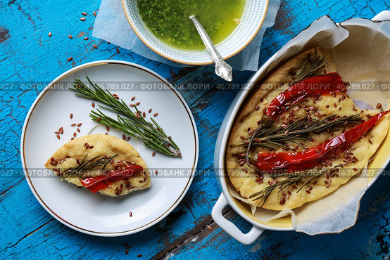 Вкусная итальянская Фокачча с базиликовым соусом на деревянном столе. Стоковое фото, фотограф Pixel_shot / Фотобанк Лори