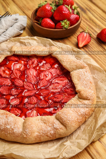 Вкусная клубничная галета на деревянном столе крупным планом. Стоковое фото, фотограф Pixel_shot / Фотобанк Лори