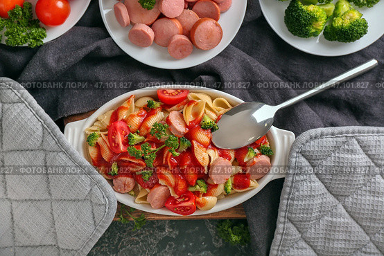 Вкусная паста с колбасой и соусом в керамическом блюде на столе. Стоковое фото, фотограф Pixel_shot / Фотобанк Лори