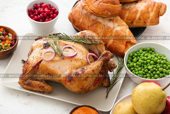 Вкусная запеченная индейка и другие блюда на День Благодарения на столе. Стоковое фото, фотограф Pixel_shot / Фотобанк Лори