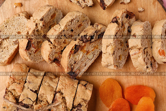 Вкусное печенье бискотти и курага на борту, крупным планом. Стоковое фото, фотограф Pixel_shot / Фотобанк Лори