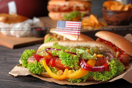 Вкусные хот-доги с флагом США на столе. Стоковое фото, фотограф Pixel_shot / Фотобанк Лори