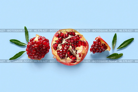 Вкусные кусочки спелого граната на синем фоне. Стоковое фото, фотограф Pixel_shot / Фотобанк Лори