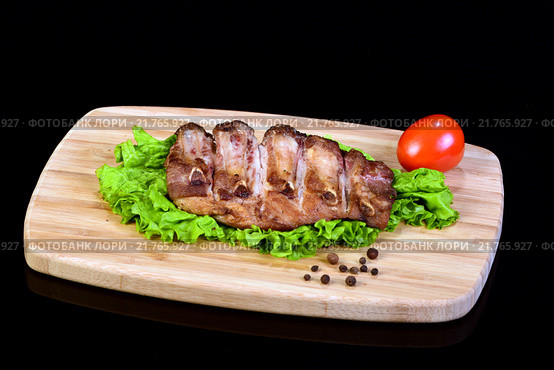Вкусные ребра, приготовленные на гриле, с помидором и листьями салата. Стоковое фото, фотограф Стивен Жингель / Фотобанк Лори