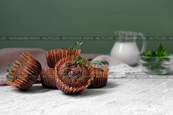 Вкусные шоколадные маффины на деревянный стол. Стоковое фото, фотограф Pixel_shot / Фотобанк Лори