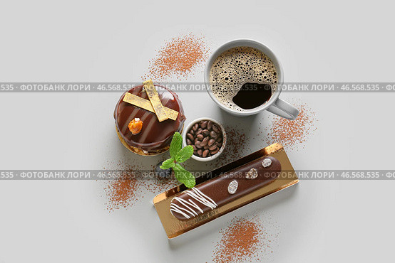 Вкусные шоколадные пирожные и чашка кофе на светлом фоне. Стоковое фото, фотограф Pixel_shot / Фотобанк Лори
