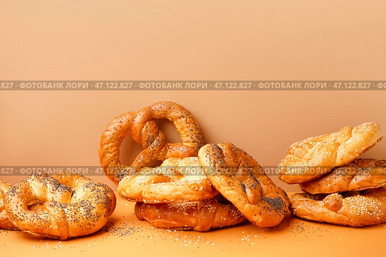 Вкусные свежие крендельки на цветном фоне. Стоковое фото, фотограф Pixel_shot / Фотобанк Лори