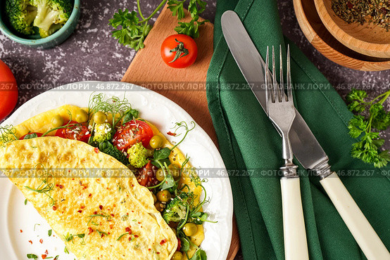 Вкусный омлет с овощами на сером фоне. Стоковое фото, фотограф Pixel_shot / Фотобанк Лори