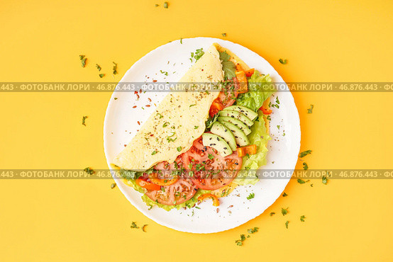 Вкусный омлет с овощами на желтом фоне. Стоковое фото, фотограф Pixel_shot / Фотобанк Лори