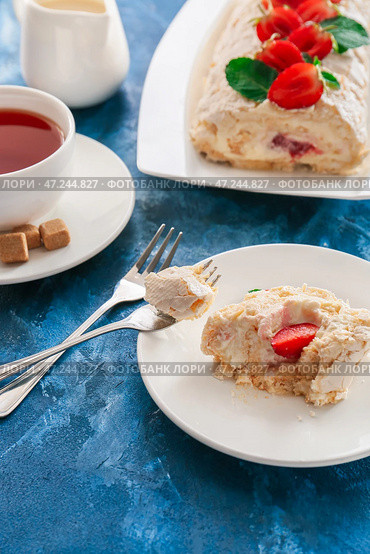 Вкусный рулет из безе с клубникой на тарелке. Стоковое фото, фотограф Pixel_shot / Фотобанк Лори