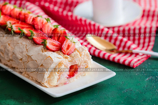 Вкусный рулет из безе с клубникой на цветном фоне. Стоковое фото, фотограф Pixel_shot / Фотобанк Лори