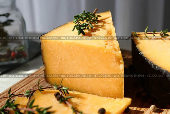Вкусный сыр с тимьяном и специями на деревянной доске, крупным планом. Стоковое фото, фотограф Pixel_shot / Фотобанк Лори