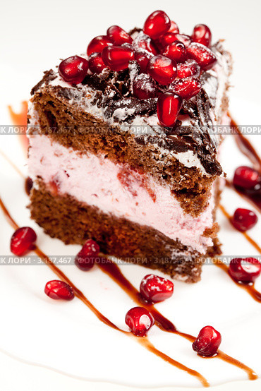 Вкусный тортик с зернами граната. Стоковое фото, фотограф ElenArt / Фотобанк Лори