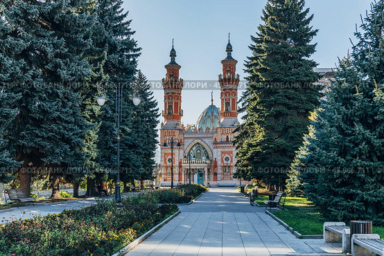 VLADIKAVKAZ, RUSSIA - 6 October 2024: Sunni mosque on the bank of the Terek River. Mukhtarov mosque. Редакционное фото, фотограф Ольга Сейфутдинова / Фотобанк Лори
