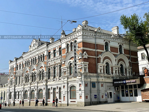 Владивосток, историческое здание почтамта на улице Светланской осенью в ясную погоду. Редакционное фото, фотограф Овчинникова Ирина / Фотобанк Лори